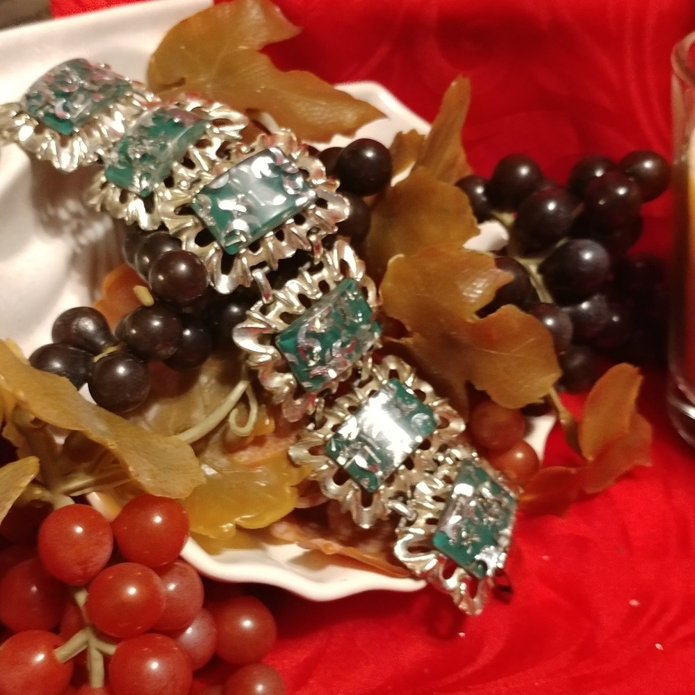 Vintage green speck bracelet..b6